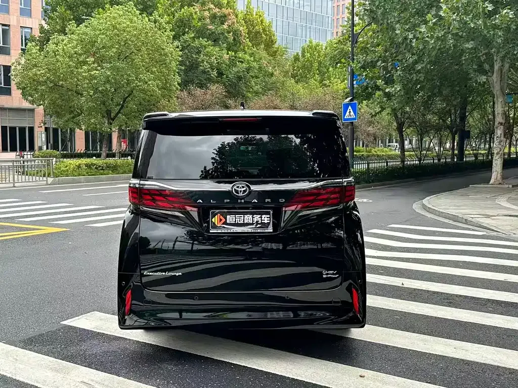 Toyota Alphard — фото 6
