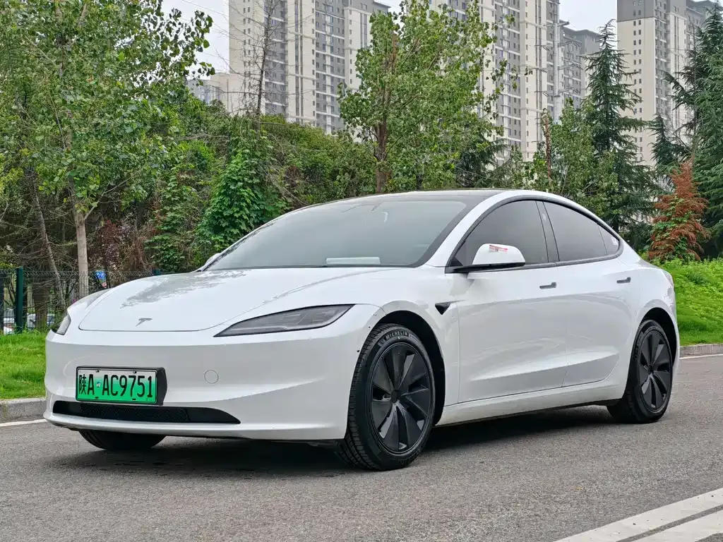 Tesla Model 3 — фото 1