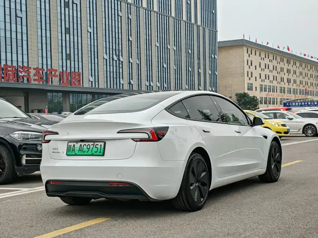 Tesla Model 3 — фото 4