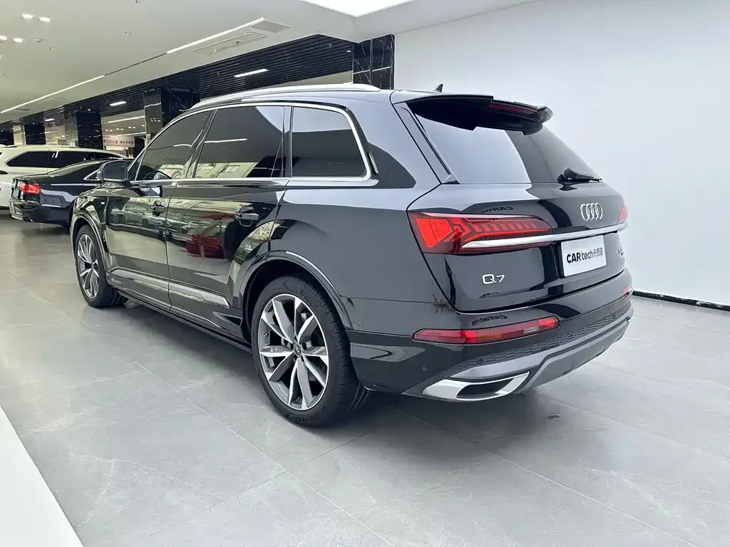 Audi Q7 — фото 7