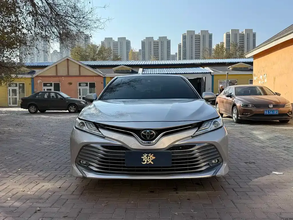 Toyota Camry — фото 1