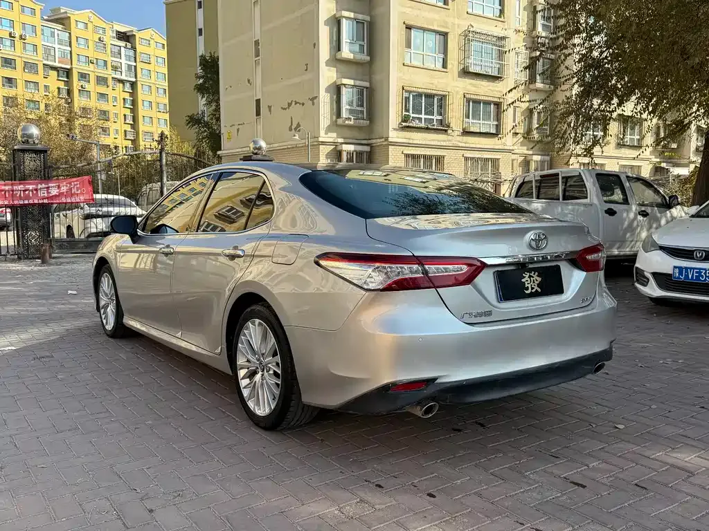 Toyota Camry — фото 5