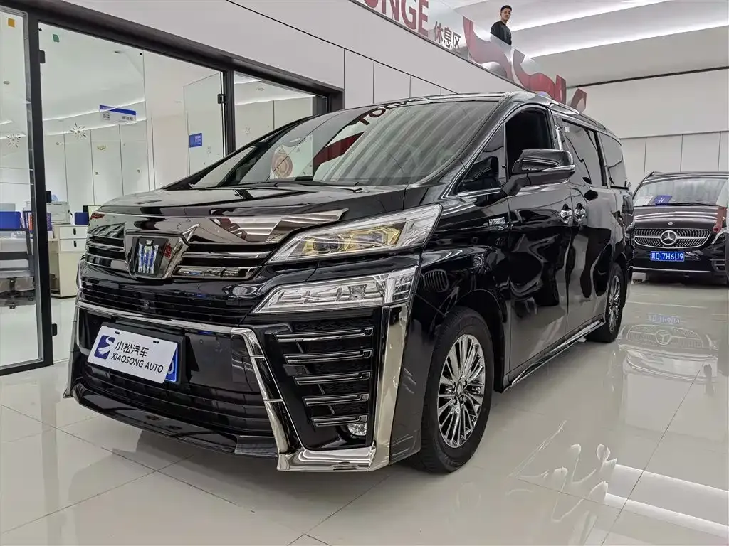 Toyota Vellfire — фото 1