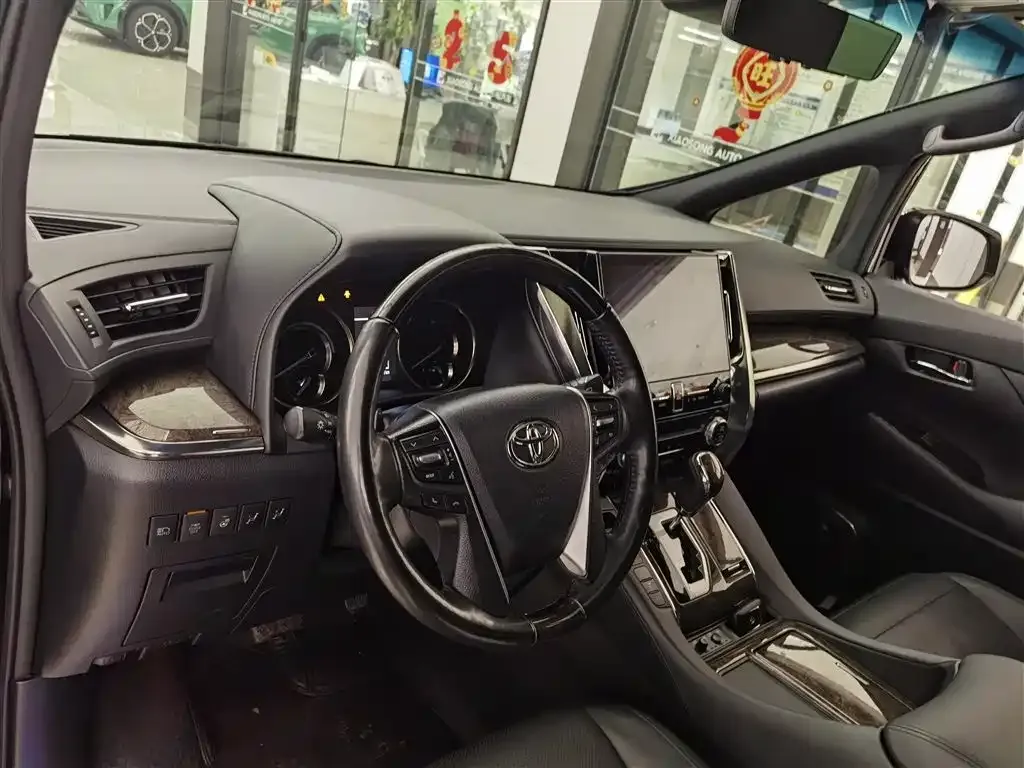Toyota Vellfire — фото 10