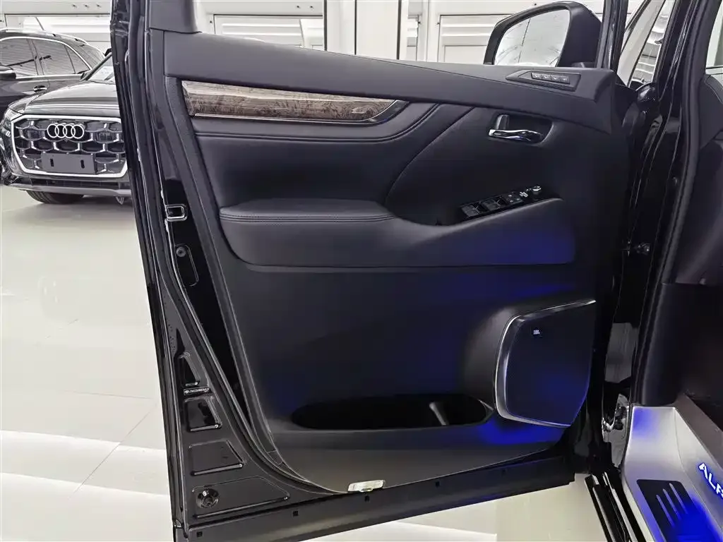 Toyota Vellfire — фото 8