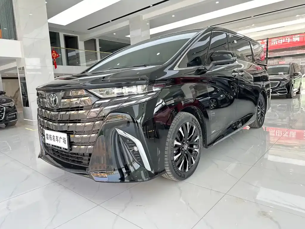 Toyota Alphard — фото 1