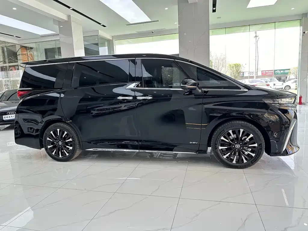 Toyota Alphard — фото 4