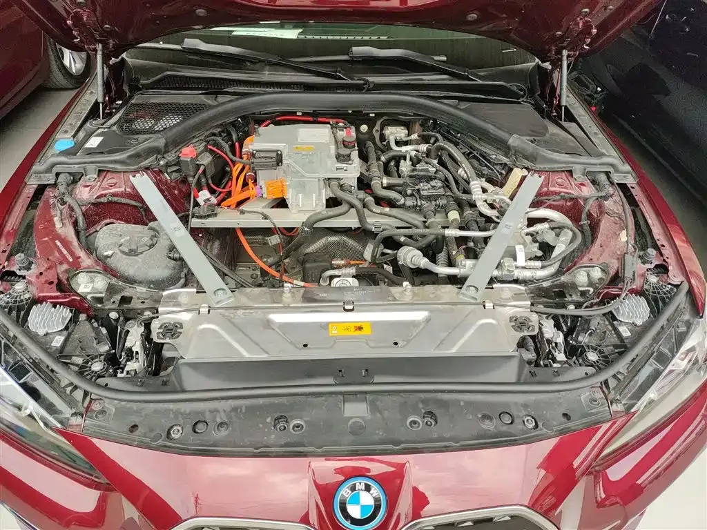 BMW i4 — фото 10