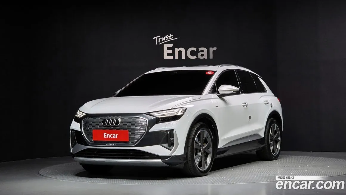 Audi Q4 e-tron — фото 1