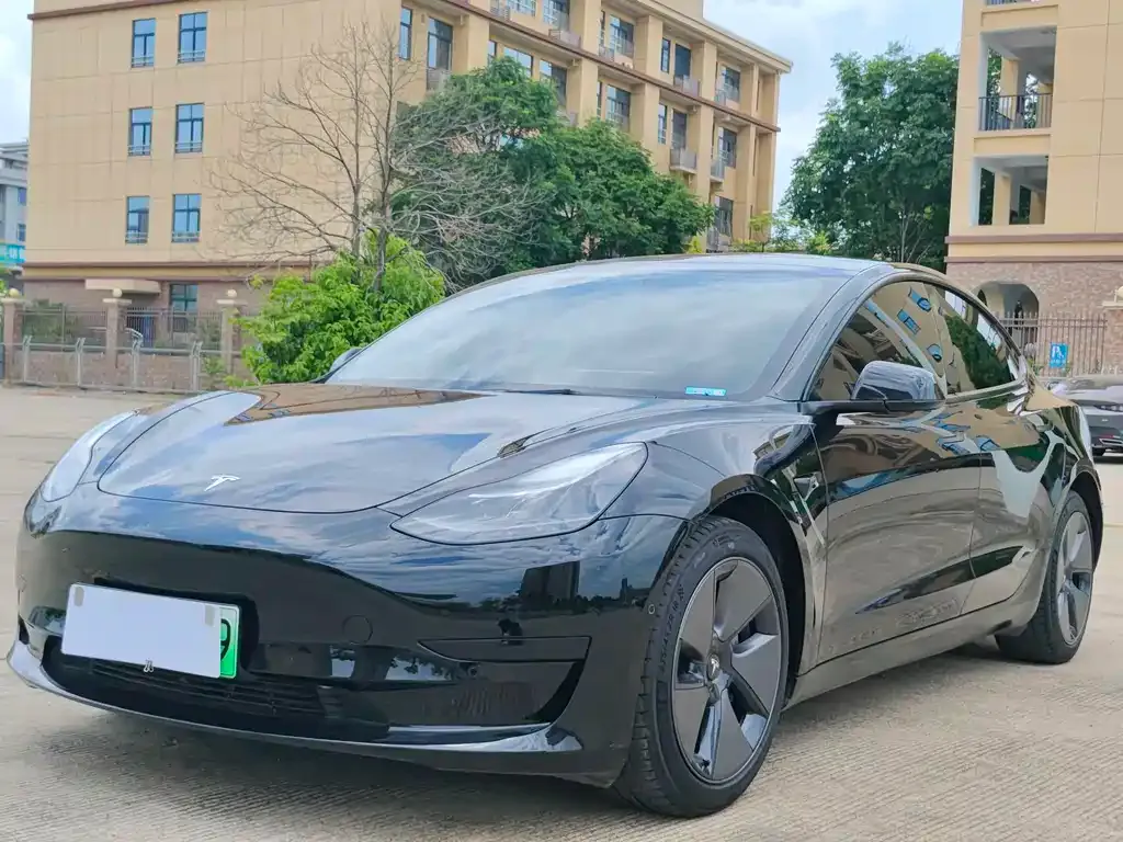 Tesla Model 3 — фото 1