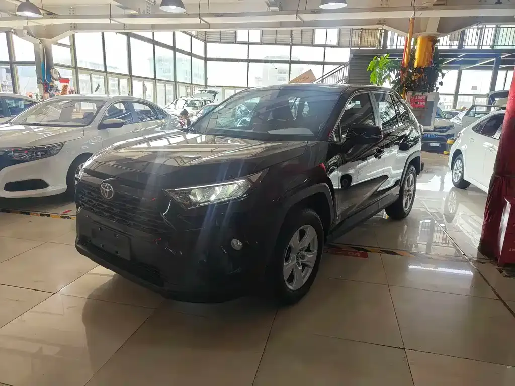 Toyota RAV4 — фото 1