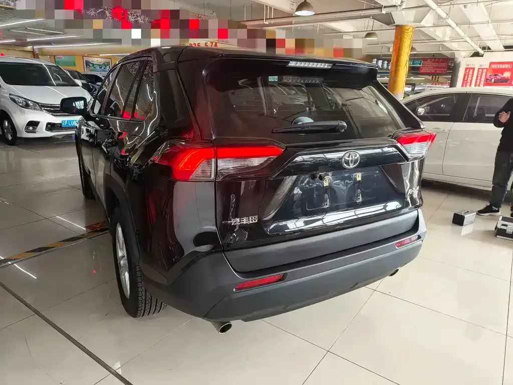 Toyota RAV4 — фото 10