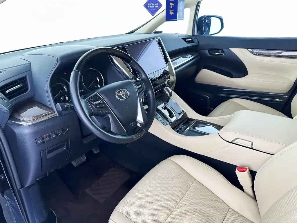 Toyota Vellfire — фото 8