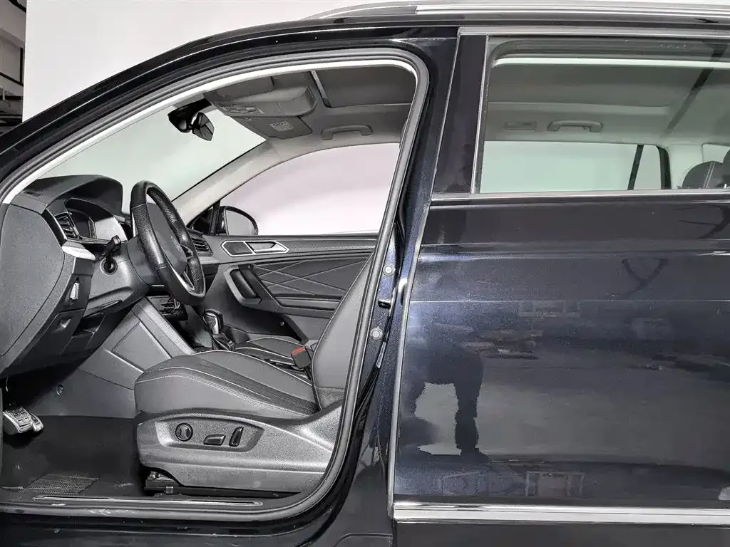 Volkswagen Tiguan L — фото 10
