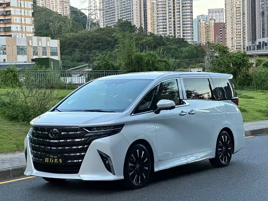 Toyota Alphard — фото 1