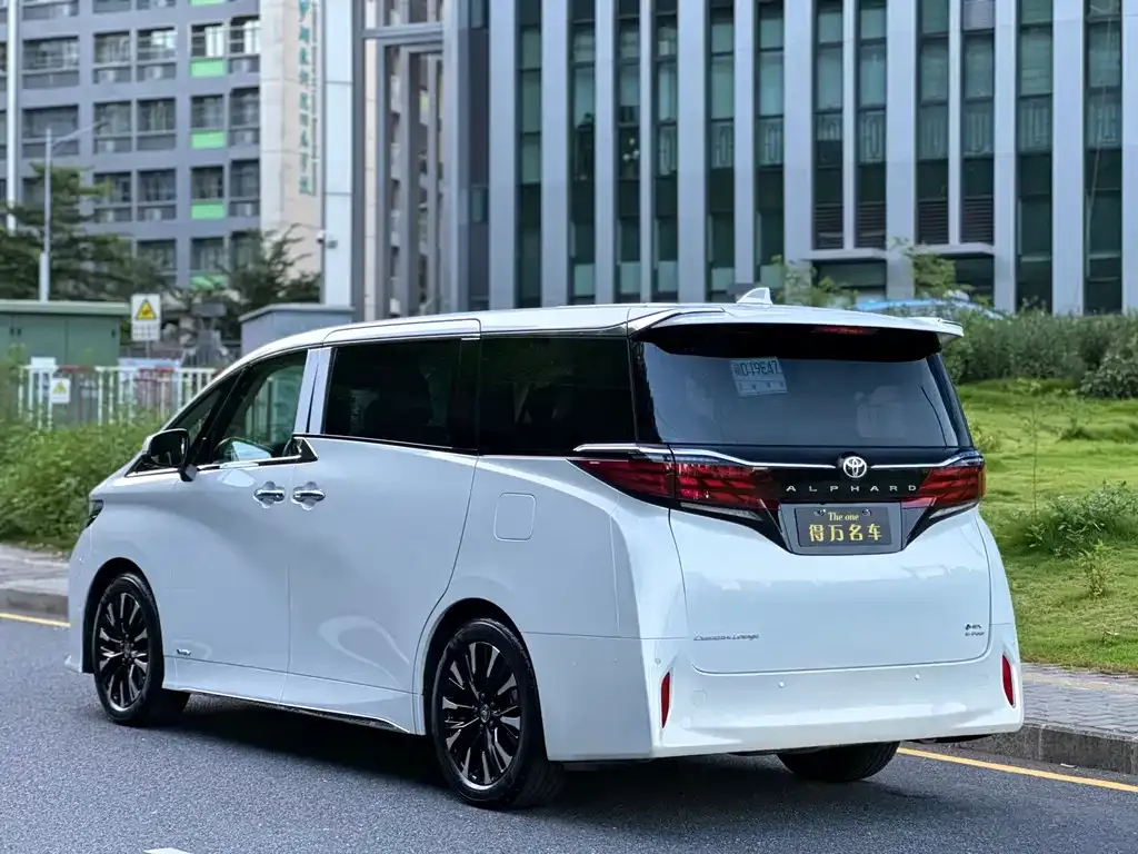 Toyota Alphard — фото 5