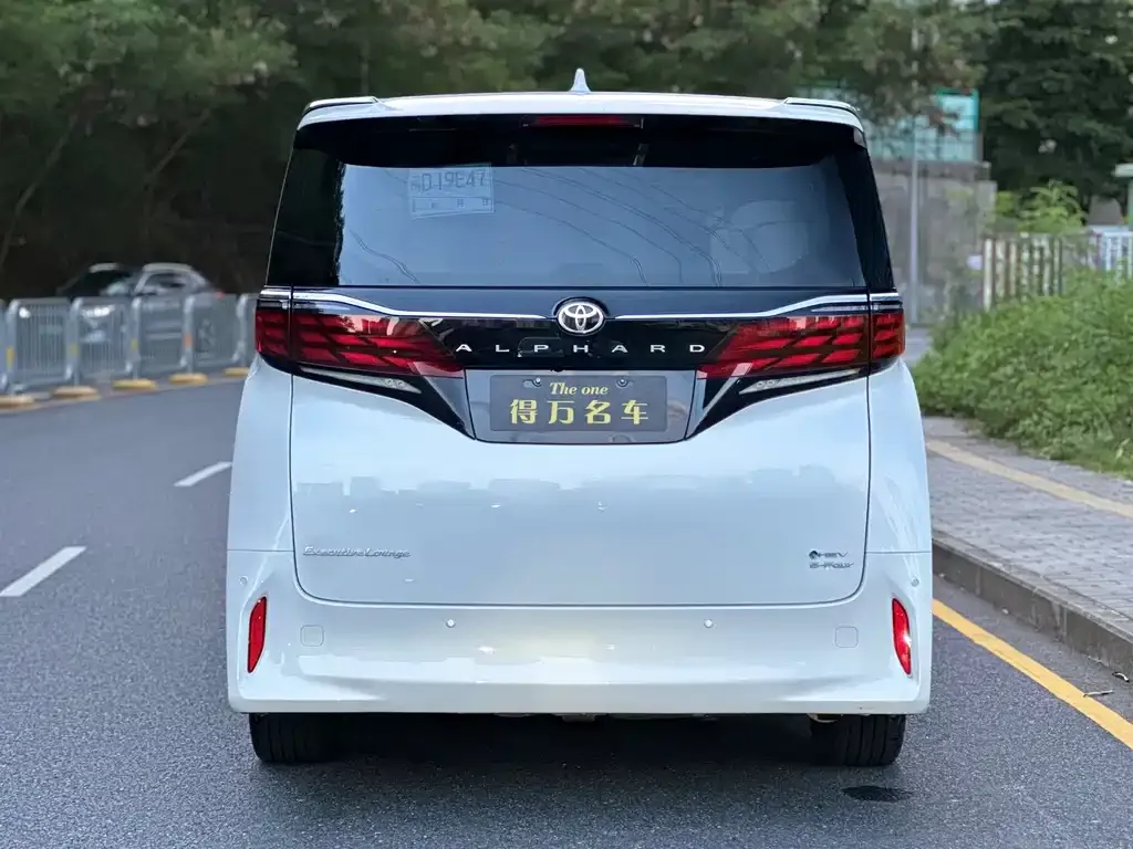Toyota Alphard — фото 6