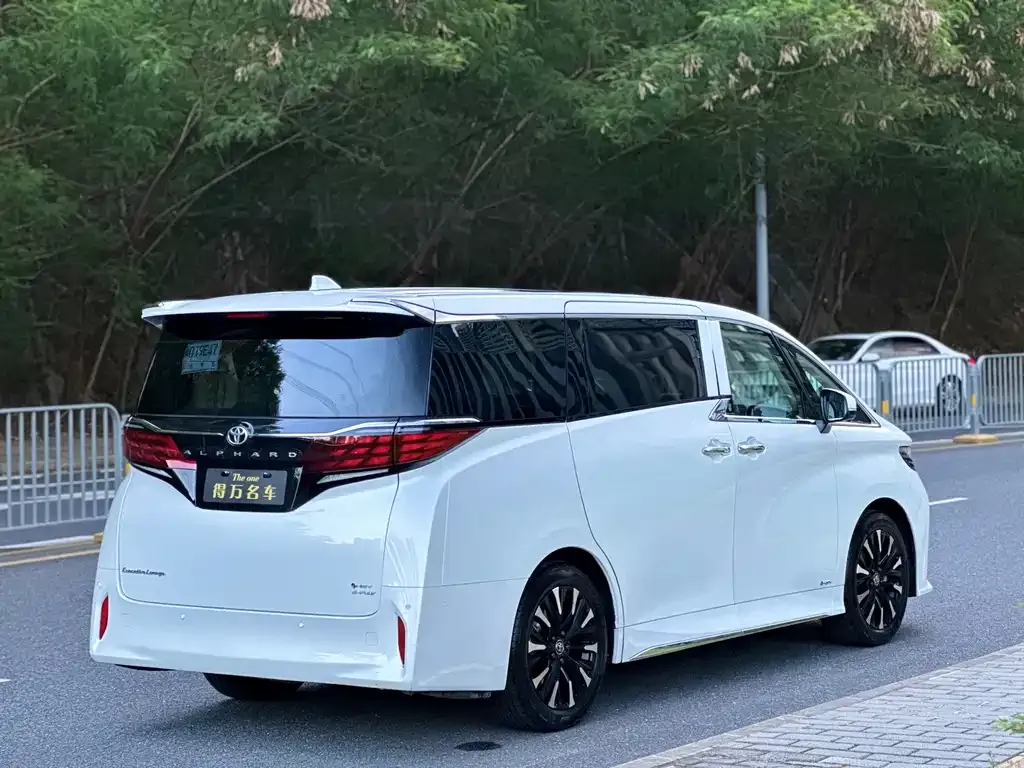 Toyota Alphard — фото 7