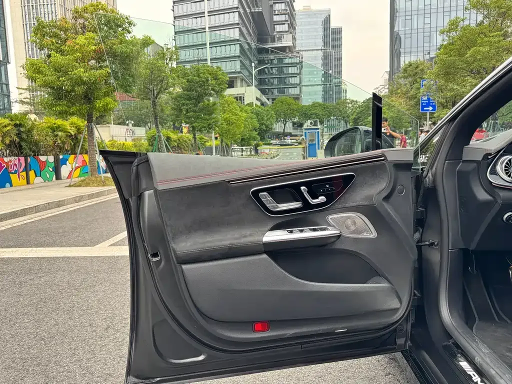 Mercedes-Benz EQE AMG — фото 10