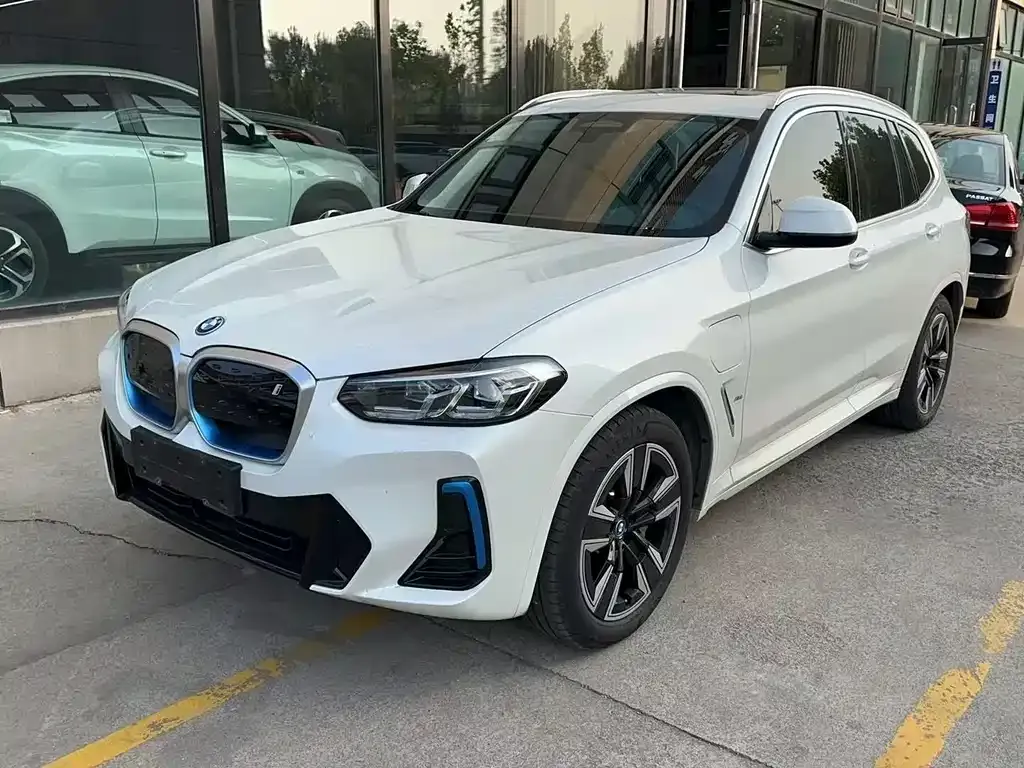 BMW iX3 — фото 1