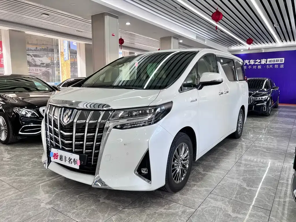 Toyota Alphard — фото 1