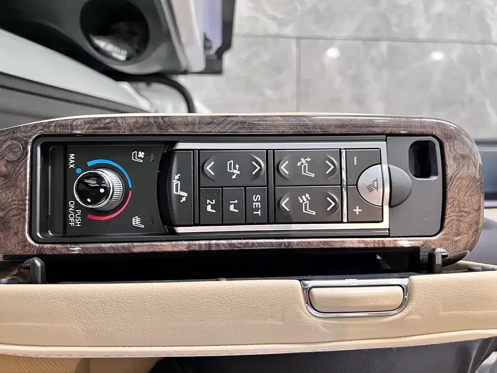 Toyota Alphard — фото 8
