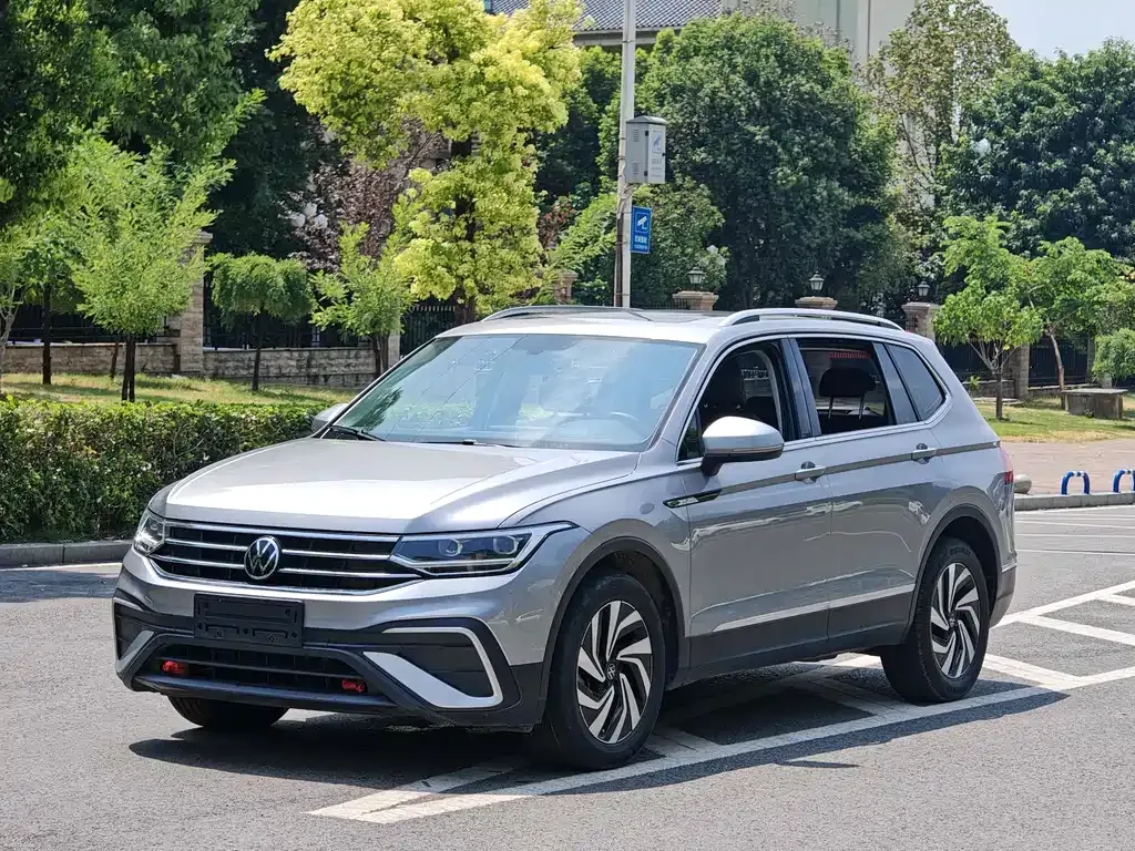 Volkswagen Tiguan L — фото 1