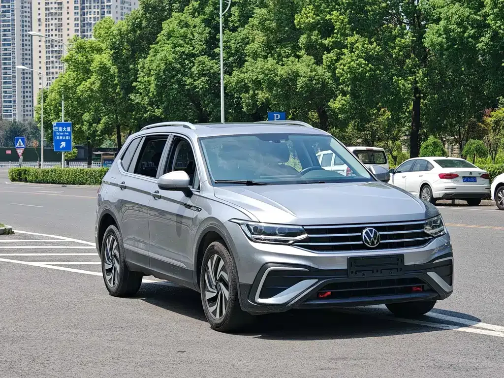 Volkswagen Tiguan L — фото 3