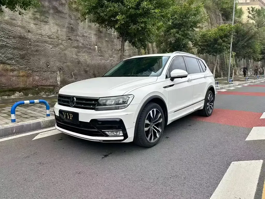Volkswagen Tiguan L — фото 1