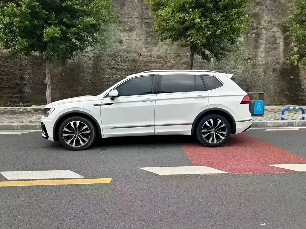 Volkswagen Tiguan L — фото 4