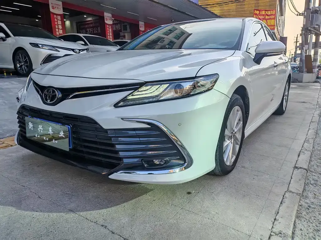Toyota Camry — фото 1
