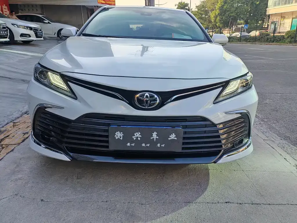 Toyota Camry — фото 2
