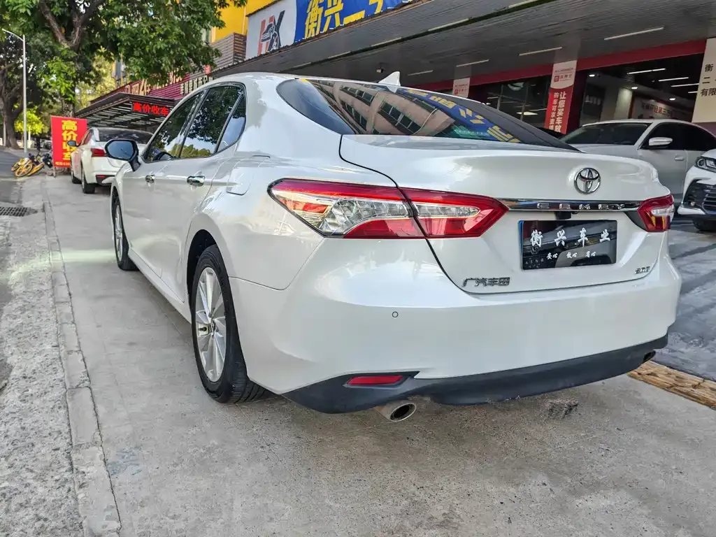 Toyota Camry — фото 8