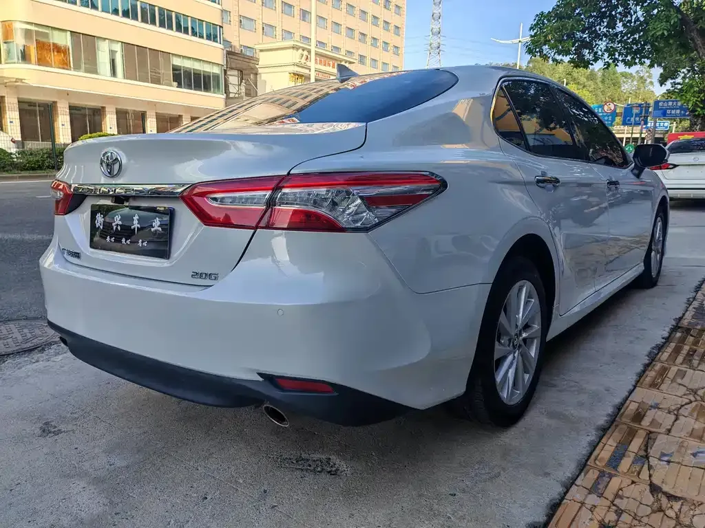Toyota Camry — фото 9