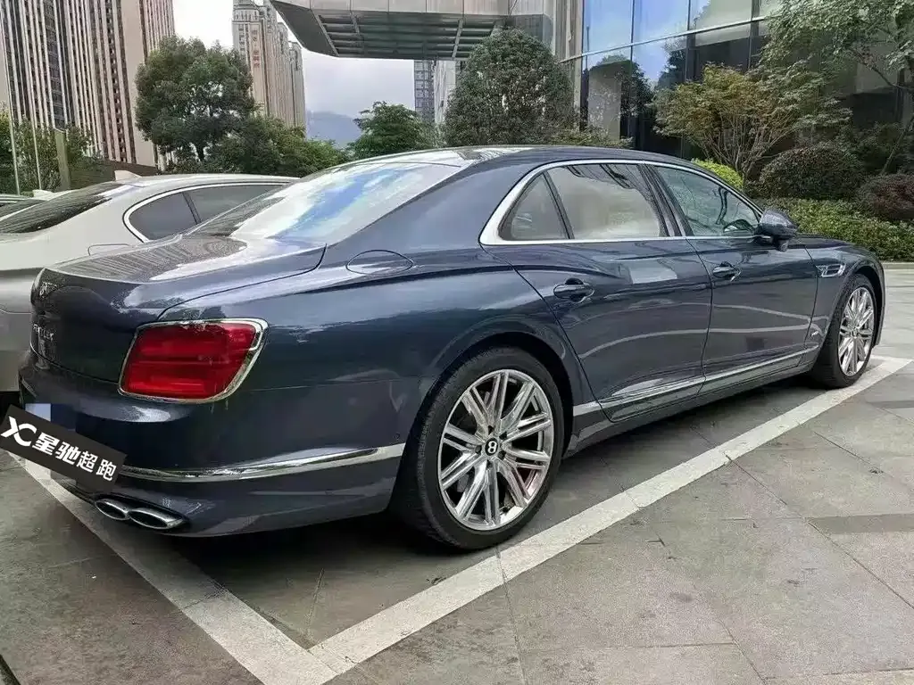 Bentley Flying Spur — фото 3