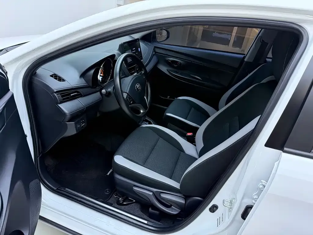 Toyota Yaris L — фото 8