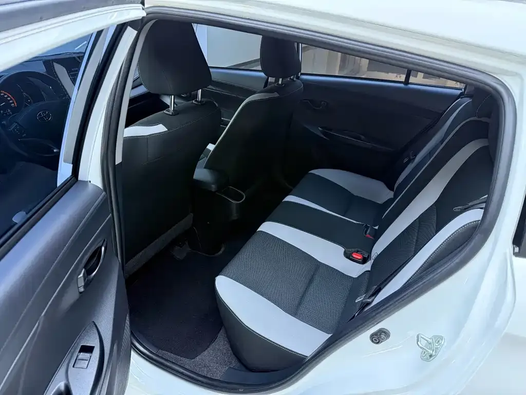 Toyota Yaris L — фото 9