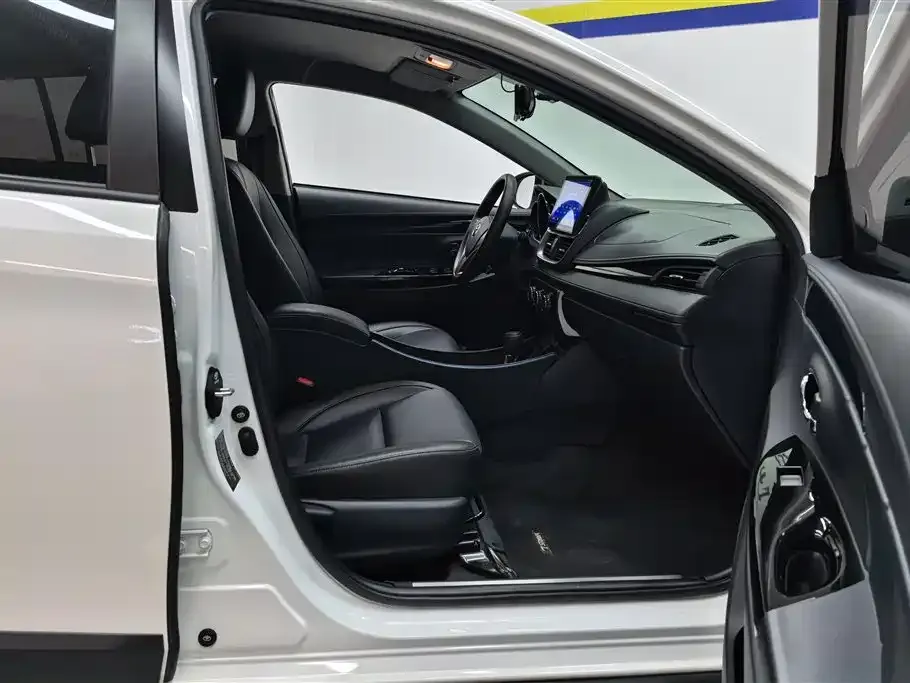 Toyota Yaris L — фото 8