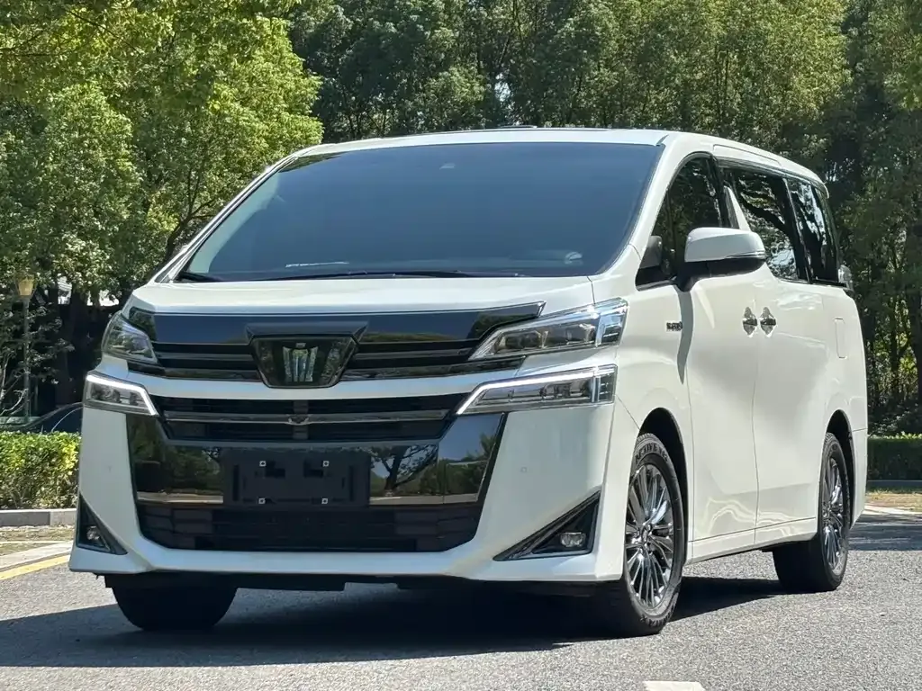 Toyota Vellfire — фото 1