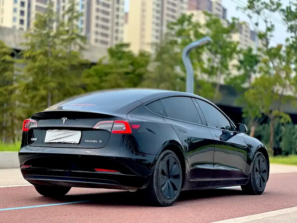 Tesla Model 3 — фото 7