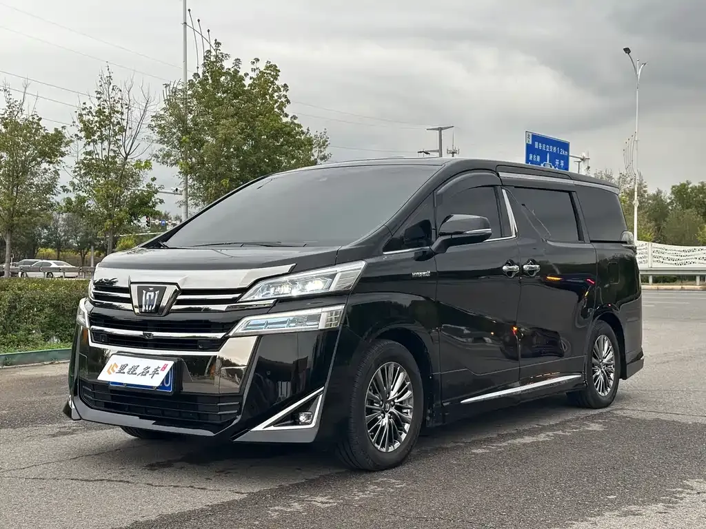 Toyota Vellfire — фото 1