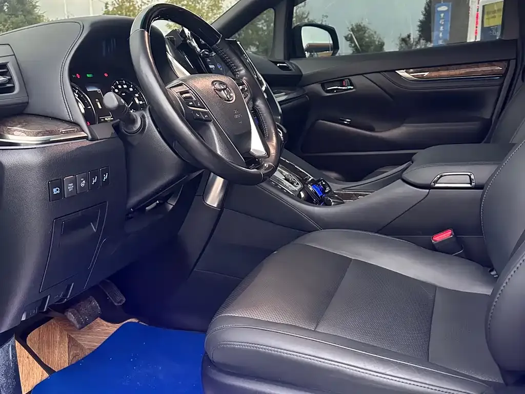 Toyota Vellfire — фото 10