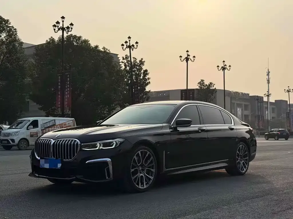 BMW 7 Series — фото 1