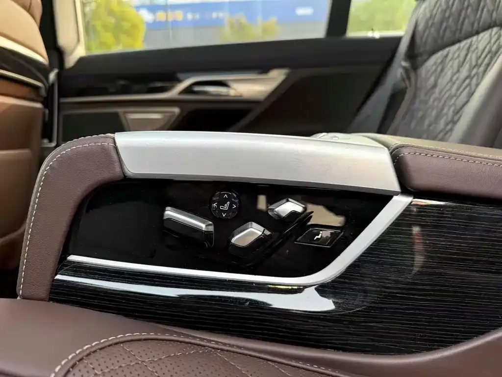 BMW 7 Series — фото 10