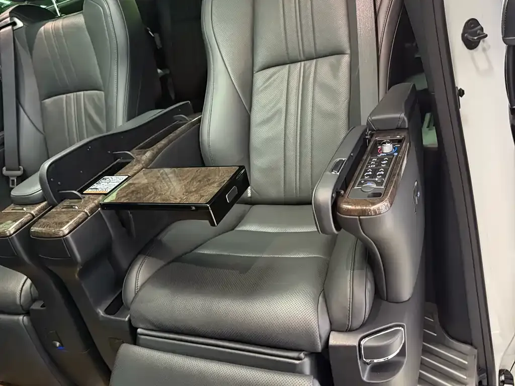 Toyota Alphard — фото 10