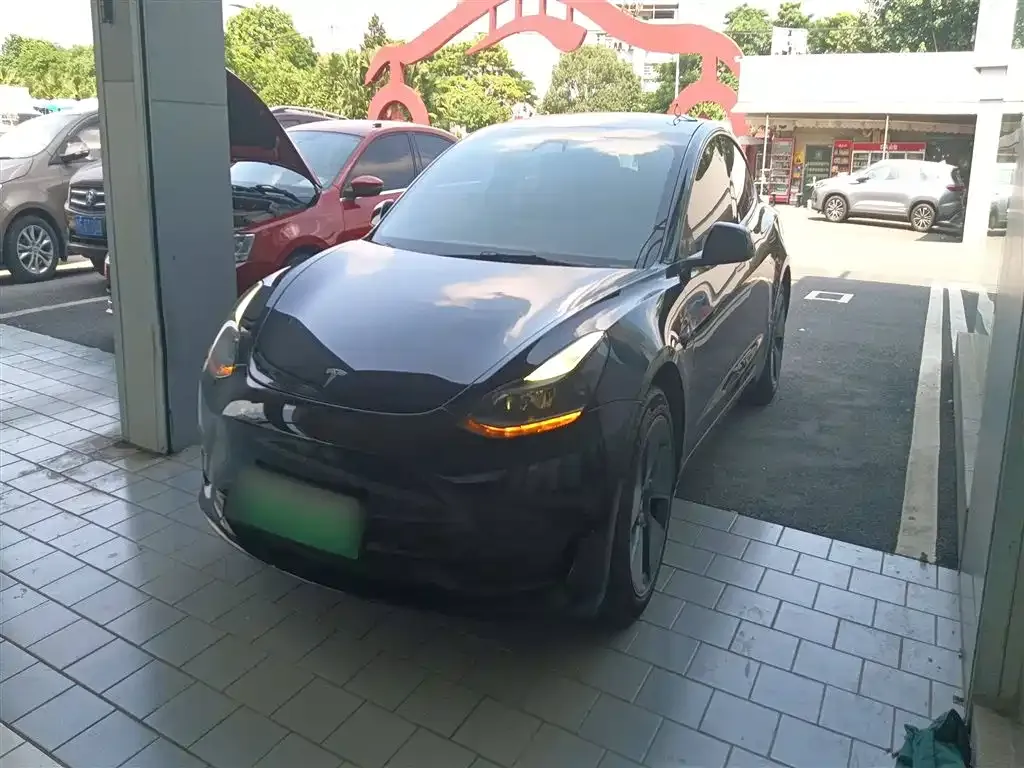 Tesla Model 3 — фото 1
