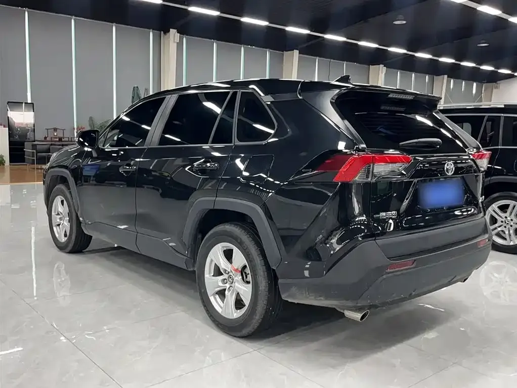 Toyota RAV4 — фото 7