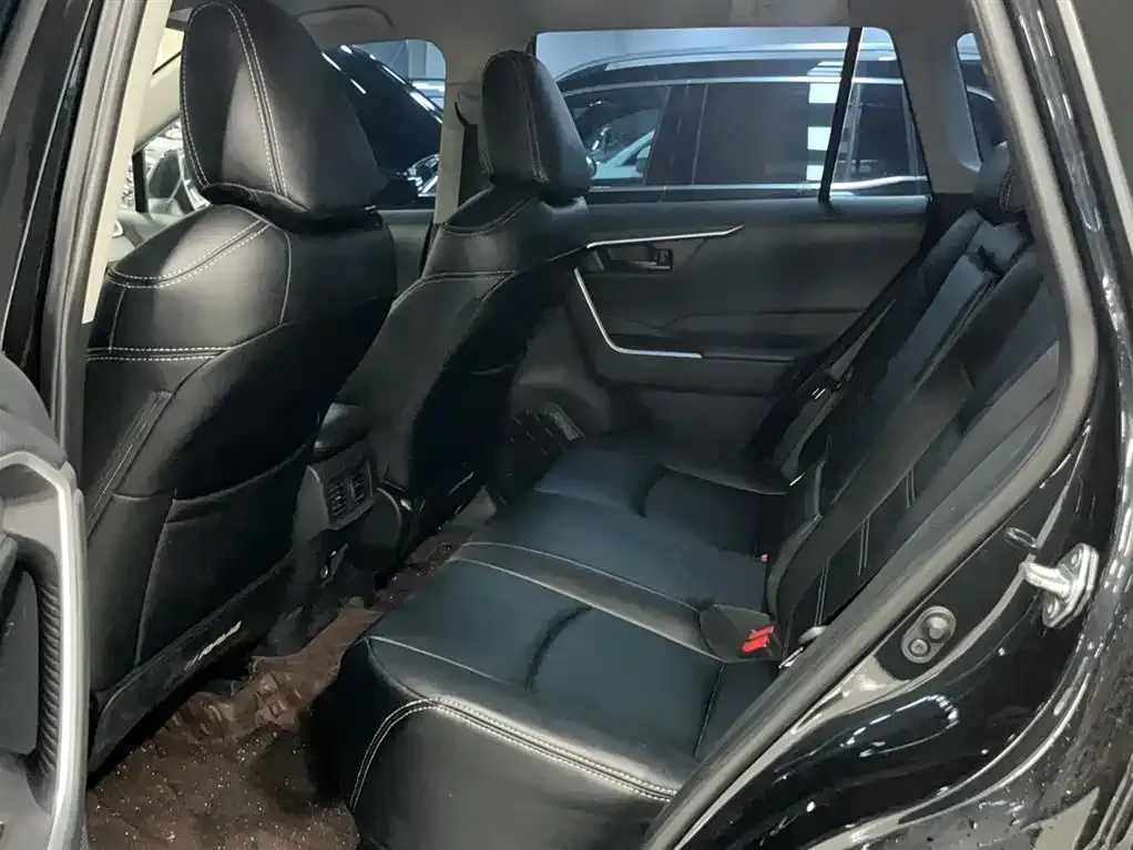 Toyota RAV4 — фото 8