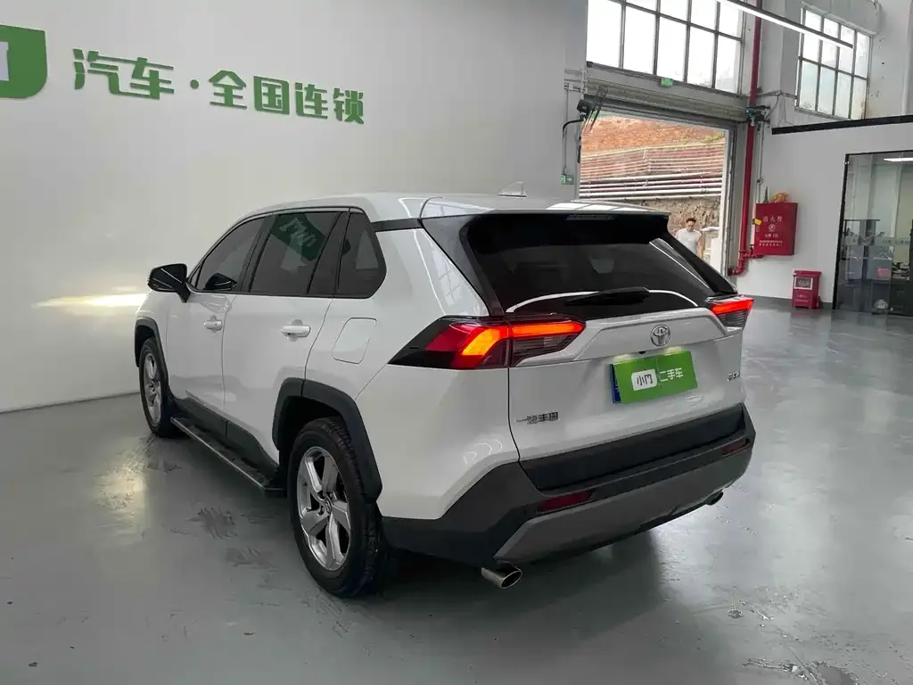 Toyota RAV4 — фото 6