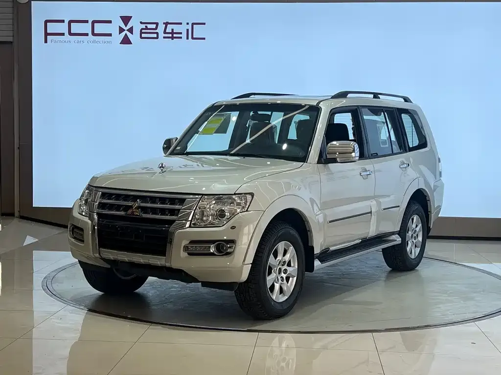 Mitsubishi Pajero (Import) — фото 1